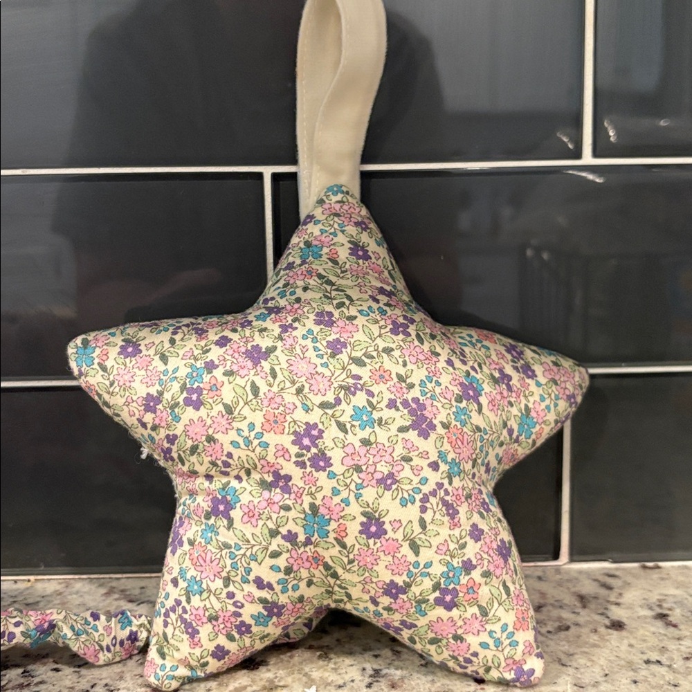 Jellycat Blossom Tulip Bunny Rabbit Pink Musical Star Pull Soft Plush Toy - Picture 6 of 7